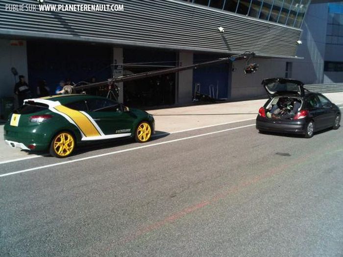 La Megane RS se met aux couleurs de la F1 3